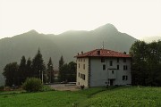84 Alle case di Tessi-Spino al Brembo con vista sul Monte Zucco nella foschia